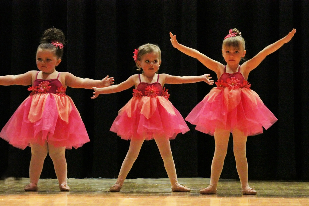Танец мы маленькие звезды. Шоу балет герлз дансинг.